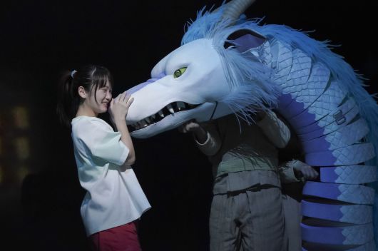 <센과 치히로의 행방불명>에서 센(치히로)을 돕는 하쿠가 용으로 변신한 모습.   TOHO Theatrical Dept. 제공