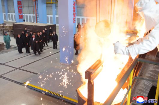 북한의 룡성기계연합기업소 1단계 개건현대화대상 준공식이 김정은 북한 국무위원장이 참석한 가운데 지난 19일 진행됐다고 조선중앙통신이 20일 보도했다. 조선중앙통신·연합뉴스
