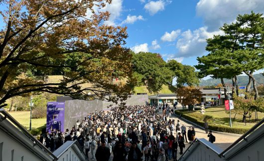 104년 만에 신라 금관 6점이 한자리에 모인 ‘신라 금관, 권력과 위신’ 특별전이 일반 공개된 첫날인 지난해 12월2일 국립경주박물관 앞에 금관을 관람하려는 관람객들이 길게 줄을 서 있다. 국립경주박물관 제공