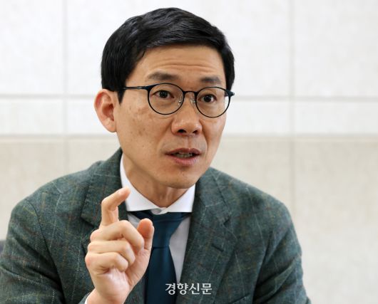 백우열 연세대 정치외교학과 교수가 지난 8일 서울 정동 경향신문사에서 최근 출간한 저서 <피크 코리아>와 관련해 인터뷰하면서 “피크를 인정하지 않는 사회가 가장 위험하다”고 말했다.   서성일 선임기자