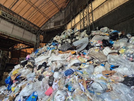 생활폐기물 수집·운반업 허가 없이 경기도 남양주시의 폐기물을 들여온 천안의 한 폐기물처리업체에 쌓여있는 폐기물. 충남도 제공