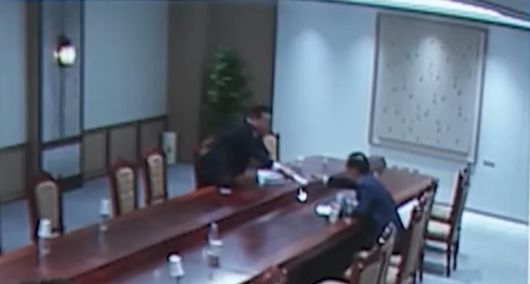 지난해 10월13일 서울중앙지법 형사33부(재판장 이진관) 심리로 열린 한덕수 전 국무총리의 내란 우두머리 방조 혐의 재판에서 12·3 불법계엄 당일 대통령실 CCTV 영상이 공개되고 있다. MBC TV 캡처