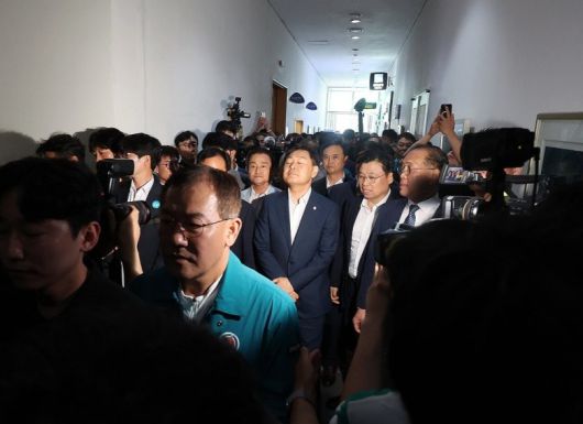 김관영 전북지사가 지난해 6월 25일 ‘완주군민과의 대화’를 위해 완주군청을 찾은 가운데완주 주민들이 김 지사를 향해 ‘완주·전주 통합’을 반대를 외치고 있다. 연합뉴스