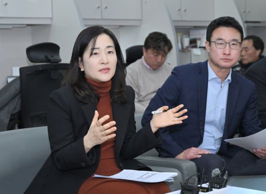 김효정 기후에너지환경부 물이용정책관(왼쪽)과 이형섭 물이용정책과장이 지난 15일 대구시 동인청사에서 대구 취수원 이전 사업안을 설명하고 있다. 대구시 제공