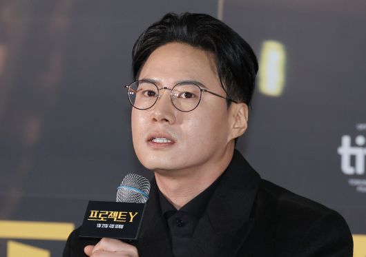 이환 감독이 8일 서울 송파구 롯데시네마 월드타워점에서 열린 영화 <프로젝트Y> 시사 후 기자회견에서 인사말을 하고 있다. 연합뉴스