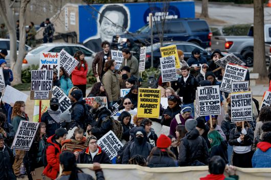 20일(현지시간) 미국 조지아주 애틀랜타에서 ‘Stop ICE Terror(ICE 테러를 멈춰라)’ 집회가 열렸다. 참석자들은 도널드 트럼프 대통령의 2기 취임 1주년을 맞아 반이민 정책에 항의하는 시위를 벌였다. EPA연합뉴스