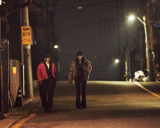 <프로젝트 Y>의 도경(전종서)과 미선(한소희)이 밤거리를 걷고 있다. 플러스엠엔터테인먼트 제공