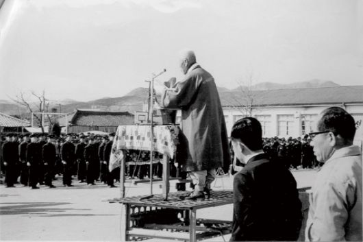배만두가 1973년 3·1절 경남 고성 대성초등학교에서 기념 축사를 하고 있다. 후손 배원열 제공