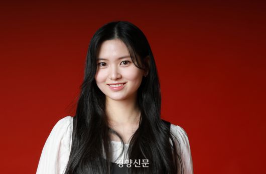 국악 팝 크로스오버 듀오 ‘도드리’의 이송현이 12일 경향신문과 인터뷰에 앞서 포즈를 취하고 있다. 2026.1.12. 정지윤 선임기자