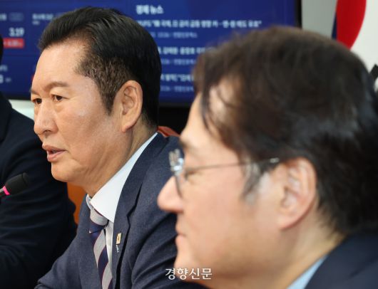 정청래 더불어민주당 대표(왼쪽)가 21일 국회 당대표회의실에서 홍익표 청와대 정무수석과 만난 자리에서 발언하고 있다. 박민규 선임기자