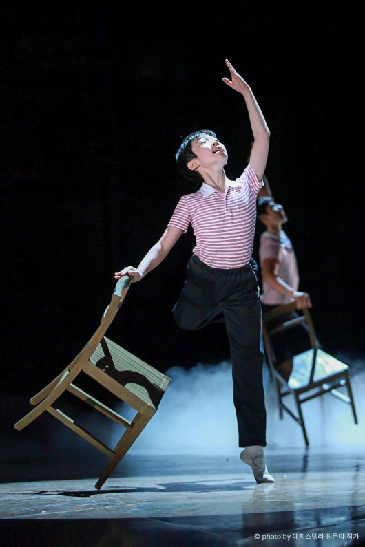 2010년 뮤지컬 <빌리 엘리어트> 초연 당시 임선우가 ‘드림 발레’ 장면을 연기하는 모습. 당시 성인 빌리로 임선우와 합을 맞춘 신현지는 현재 국내 협력 안무가로 공연에 참여하고 있다.   신시컴퍼니 제공