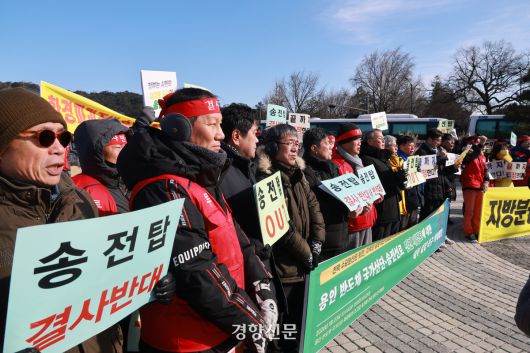 용인 반도체 국가산단 재검토와 초고압 송전탑 건설 반대 전국행동 소속 회원들이 지난 20일 서울 종로구 청와대 앞에서 기자회견을 열고 송전탑 건설 중단을 촉구하고 있다. 정지윤 선임기자