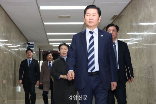 정청래 더불어민주당 대표가 22일 당 정책의원총회에 참석하기 위해 지도부와 입장하고 있다. 한수빈 기자