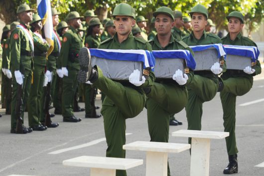 쿠바 병사들이 지난 16일(현지시간) 미군이 베네수엘라에서 니콜라스 마두로 대통령이 생포하는 사망한 쿠바 장교들의 유해가 담긴 유골함을 운구하고 있다. AP연합뉴스