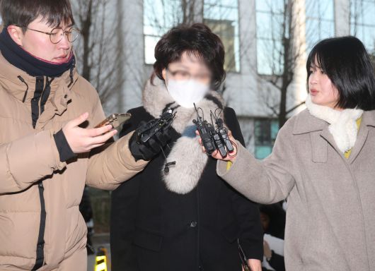 더불어민주당 김병기 의원에게 ‘공천 헌금’을 건넸다는 자백성 탄원서를 작성한 전직 구의원 김모씨가 지난 9일 서울경찰청 마포청사로 출석하고 있다. 연합뉴스