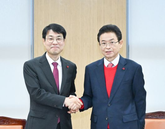 이철우 경북도지사(오른쪽)와 김정기 대구시장 권한대행이 지난 20일 오후 경북도청에서 만나 대구·경북(TK) 행정통합 추진에 합의한 뒤 악수하고 있다. 경북도 제공