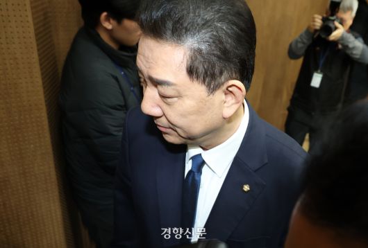 김병기 무소속(전 더불어민주당) 의원이 지난 19일 국회 소통관에서 윤리심판원의 제명 처분 결정 등에 관한 입장 표명 기자회견을 마치고 퇴장하고 있다. 권도현 기자