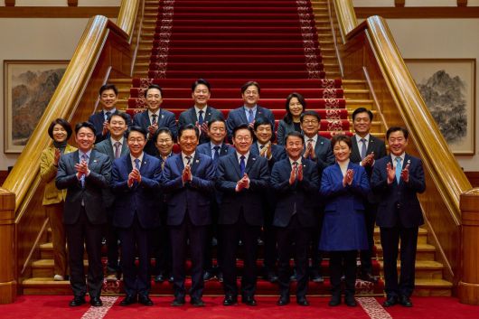 이재명 대통령과 더불어민주당 지도부가 지난 19일 청와대에서 열린 만찬에서 기념 촬영을 하고 있다. 이언주 민주당 수석최고위원 페이스북 갈무리