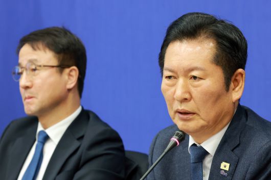 정청래 더불어민주당 대표가 23일 충북 진천 국가대표선수촌에서 열린 현장 최고위원회의에서 발언하고 있다. 왼쪽은 한병도 원내대표. 연합뉴스