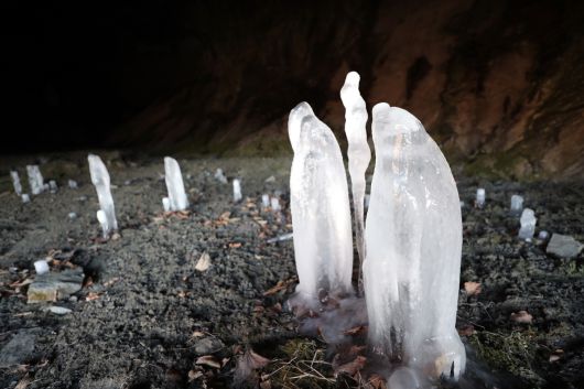 한파가 기승을 부린 22일 충북 제천시 덕산면 월악산 보덕암 인근 보덕굴에서 바닥의 물방울이 얼어 위로 자라난 역고드름이 동굴 안에 솟아 있다.  연합뉴스