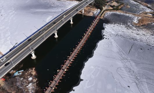 한파가 몰아친 20일 경기도 양평군 두물머리 주변 남한강이 얼어있다. 연합뉴스