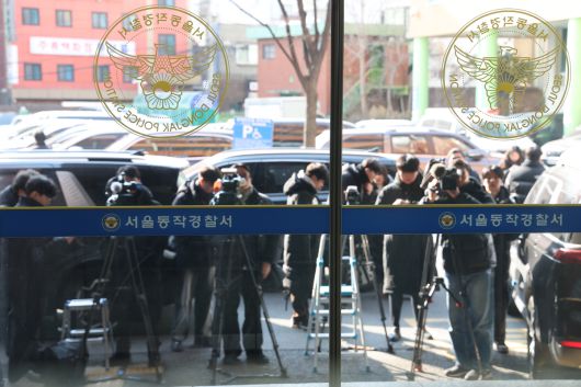 더불어민주당을 탈당한 김병기 의원의 각종 의혹을 수사하는 경찰이 23일 ‘수사 무마 청탁’ 의혹과 관련 압수수색 중인 서울 동작경찰서에서 취재진이 대기하고 있다. 연합뉴스