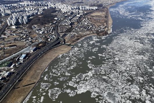 한파가 연일 이어지고 있는 22일 경기 김포시 일대 한강이 얼고 있다. 문재원 기자