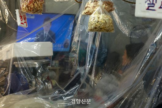 21일 서울 서대문구 인왕시장에서 상인이 이재명 대통령 신년 기자회견을 시청하고 있다. 2026.01.21 문재원 기자