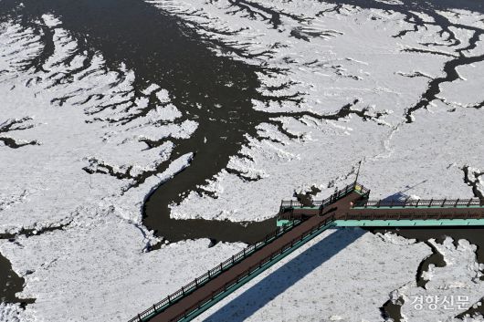 22일 경기 화성 궁평항 일대 갯벌이 얼어 있다. 문재원 기자