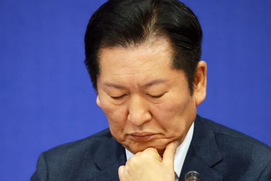 정청래 더불어민주당 대표가 23일 충북 진천 국가대표선수촌에서 열린 현장 최고위원회의에서 조국혁신당과의 합당 추진을 우려하는 박지원 최고위원의 발언을 듣고 있다. 연합뉴스