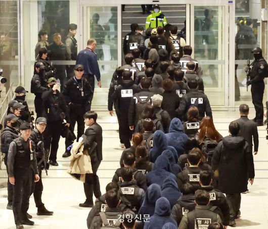 캄보디아 한국인 스캠 조직원들이 23일 인천국제공항을 통해 강제송환되고 있다. 2026.01.23 문재원 기자