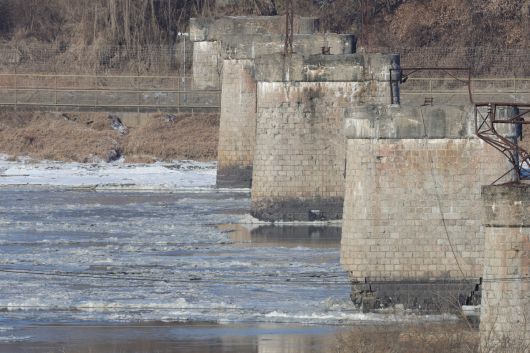 경기도 전역에 한파 특보가 발효 중인 21일 오전 경기도 파주시 임진각에서 바라본 임진강이 얼어 있다.  연합뉴스
