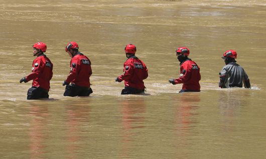 2023년 7월19일 오전 경북 예천군 호명면서 수색하던 해병대 장병 1명이 급류에 휩쓸려 실종된 가운데 119구조대가 실종 지점에서 수색에 나서고 있다. 연합뉴스