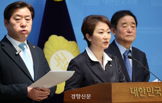 더불어민주당 황명선 최고위원(왼쪽부터)과 이언주 수석최고위원, 강득구 최고위원이 23일 국회에서 정청래 당대표의 ‘조국혁신당과의 합당 제안’ 관련 공동 기자회견을 하고 있다. 박민규 선임기자