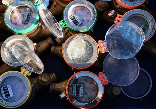 영하권의 강추위가 계속되고 있는 22일 서울 강북구 미아가압장에 동파된 수도계량기가 놓여 있다. 서울시에 따르면 전날 오후 5시부터 이날 오전 5시까지 서울에서 수도 계량기 동파 16건이 발생했다.  연합뉴스