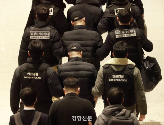 캄보디아 한국인 스캠 조직원들이 23일 인천국제공항을 통해 강제송환되고 있다. 2026.01.23 문재원 기자