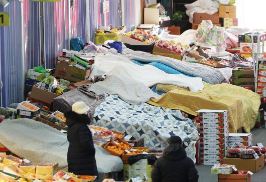 한파가 이어지고 있는 21일 경기도 수원시 권선구 수원농수산물도매시장에서 과일이 이불에 덮여있다. 연합뉴스