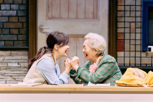 연극 <노인의 꿈>의 봄희(하희라)와 춘애(김영옥). 수컴퍼니 제공