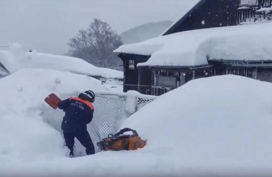 지난 20일(현지시간) 러시아 캄차카반도 페트로파블롭스크-캄차츠키에서 러시아 비상사태부 요원들이 제설 작업을 진행하고 있다. EPA연합뉴스