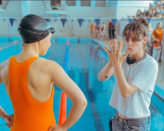 영화 <물의 연대기>의 촬영 비하인드 컷. 감독 크리스틴 스튜어트 (오른쪽)와 배우 이모젠 푸츠. 판씨네마 제공