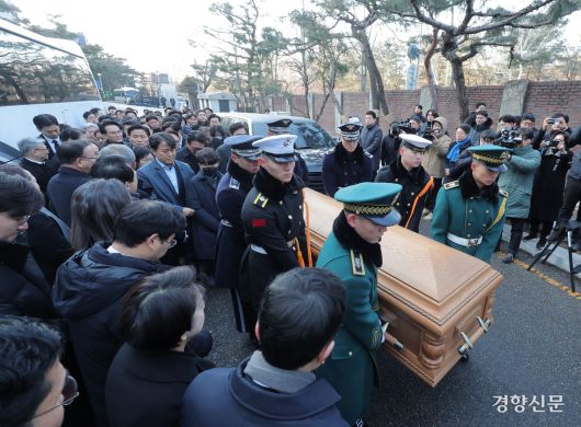 이해찬 민주평화통일자문회의 수석부의장의 시신과 영정이 27일 서울 종로구 서울대학교병원 장례식장에 도착해 운구되고 있다. 성동훈 기자