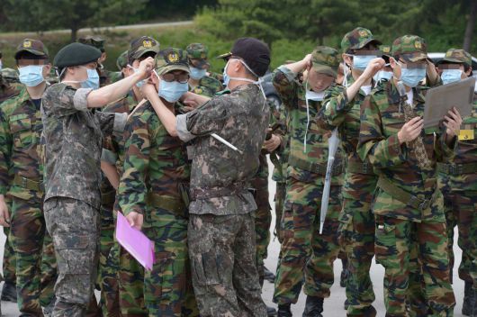 지난 2015년 6월 메르스 유행 당시 경기도 의정부시 호원예비군훈련장에서 메르스 예방을 위해 교관들이 훈련에 앞서 교육생에게 마스크 착용을 도와주고 있다. 2015.6.5 사진공동취재단