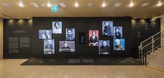 공연장을 찾은 관객들이 무대 밖에서도 작품을 느낄 수 있는 공간들이 좀 더 다양하고 넓어지고 있다. 국립극단은 서울 명동예술극장 1층에 창단 70주년을 기념하는 ‘연극의 얼굴’ 전시를 하고 있다. 국립극단 제공