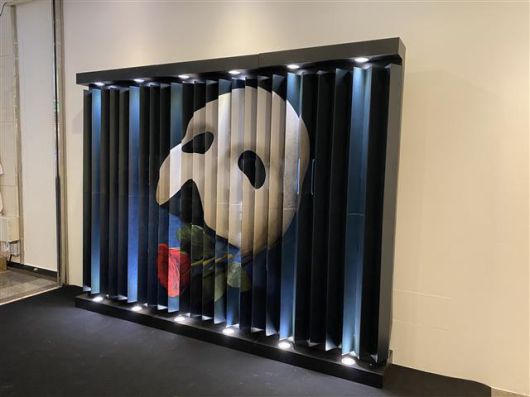 공연장을 찾은 관객들이 무대 밖에서도 작품을 느낄 수 있는 공간들이 좀 더 다양하고 넓어지고 있다. 뮤지컬 ‘오페라의 유령 월드투어’는 서울 한남동 블루스퀘어에 가면과 작품명을 이용한 포토월을 설치했다. 에스앤코 제공