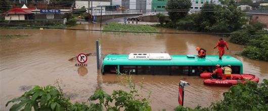 파주소방서 구조대가 6일 오전 임진강 인근인 경기도 파주시 파평면 율곡1리에서 침수된 시내버스에서 고립된 승객과 운전사 5명을 구조하고 있다. 2020.8.6/뉴스1