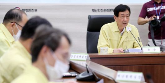 태풍 ‘바비’ 대비 긴급대책 회의 주재하는 진영 장관 - 진영 행정안전부 장관(오른쪽)이 24일 오후 세종시 정부세종2청사 중앙재난안전상황실에서 열린 제8호 태풍 ‘바비’ 대비 긴급대책 회의를 주재하며 발언하고 있다. 2020.8.24 연합뉴스