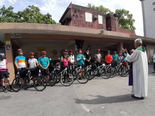 화롄지역 카톨릭 교회의 이브 모알 신부의 설명을 듣는 JK(Joseph Kuosac) 투어팀.사진=Joseph Kuosac 제공