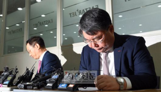 “임금체불 매우 죄송” - 최종구(오른쪽) 이스타항공 대표가 29일 서울 강서구 본사에서 열린 기자회견에서 인수합병과 관련한 입장을 밝히다 고개를 숙이고 있다. 이 항공사의 대주주인 이상직 더불어민주당 의원은 임원이 대독한 입장문에서 “직원의 임금체불 문제에 대해 매우 죄송하다”며 자신의 가족이 소유한 이스타항공 지분을 모두 회사 측에 헌납하겠다고 밝혔다. 정연호 기자 tpgod@seoul.co.kr