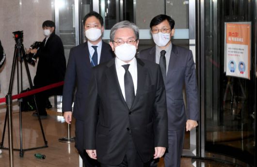 노영민 대통령 비서실장(가운데)과 이호승 경제수석(오른쪽) 등이 25일 오후 서울 강남구 삼성서울병원에 마련된 고(故) 이건희 삼성그룹 회장의 빈소로 들어가고 있다. 2020.10.25 연합뉴스