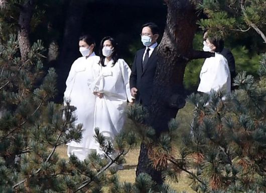 장지로 이동하는 유족들  - 경기 수원시 소재 삼성가 선산에서 이 회장의 유족들이 장지로 이동하고 있다. 왼쪽부터 이서현 삼성복지재단 이사장, 이부진 호텔신라 사장, 이 부회장, 홍라희 전 리움미술관장.뉴스1